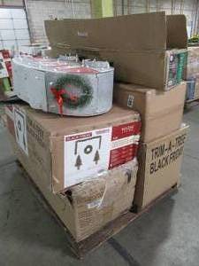 lot 128 image: WHOLESALE MIXED PALLET OF MISCELLANEOUS CHRISTMAS TREES AND HOLIDAY DECORATION