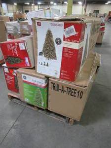 lot 129 image: WHOLESALE MIXED PALLET OF MISCELLANEOUS CHRISTMAS TREES AND HOLIDAY DECORATION