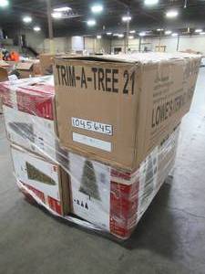 lot 132 image: WHOLESALE MIXED PALLET OF MISCELLANEOUS CHRISTMAS TREES AND HOLIDAY DECORATION