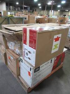 lot 134 image: WHOLESALE MIXED PALLET OF MISCELLANEOUS CHRISTMAS TREES AND HOLIDAY DECORATION