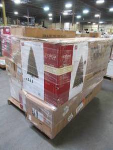 lot 135 image: WHOLESALE MIXED PALLET OF MISCELLANEOUS CHRISTMAS TREES AND HOLIDAY DECORATION