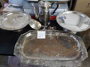 lot 40 image: Tarnished silver pieces...