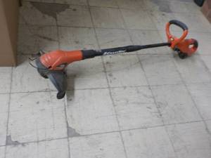 lot 41 image: Black & Decker Grasshog weed trimme...