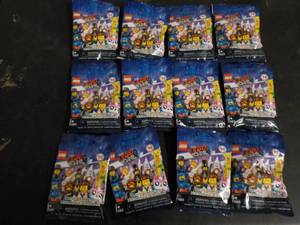 lot 69 image: 12 Lego Characters...