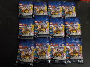 lot 70 image: 12 Lego Characters...