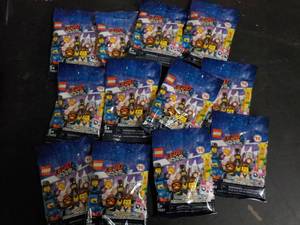 lot 71 image: 12 Lego Characters...