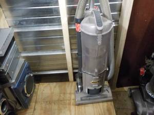 lot 124 image: Shark Vacuum Cleaner - powers on...