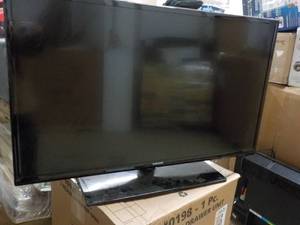 lot 148 image: Samsung 38 TV - powers on...