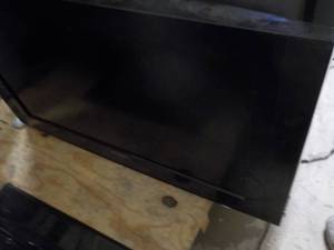 lot 150 image: Samsung 31 TV - powers on...