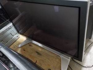 lot 151 image: Samsung 43 TV - powers on...