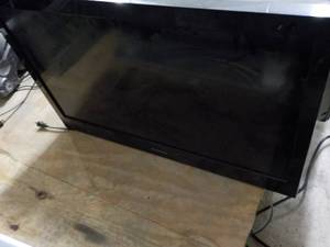 lot 152 image: Sylvania 31 TV - powers on...