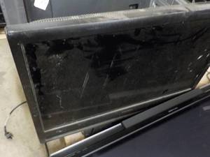 lot 153 image: Sylvania 31 TV - powers on...