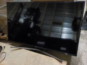 lot 155 image: Samsung 50 TV - powers on...