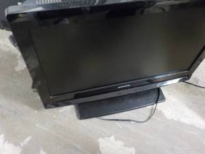 lot 156 image: Magnavox 26 TV - powers on...