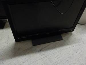 lot 158 image: Visio 31 TV - powers on...