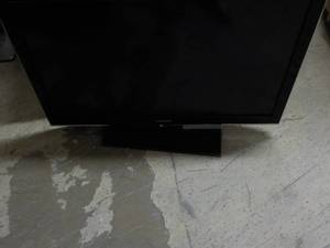 lot 159 image: Samsung 40 TV - powers on...