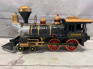 lot 4 image: 1986 New Bright Gold Rush Express Train Engine