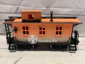 lot 8 image: New Bright Sante Fe Caboose