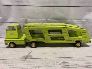 lot 22 image: Tonka Toy Motor Transport Car Hauler