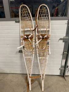 lot 26 image: Vintage 5 Snowshoes 10 x 60
