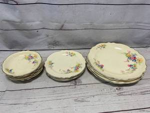 lot 27 image: Homer Laughlin Virginia Rose 12pc Set Dishes