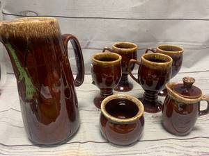 lot 35 image: Hull Pottery Brown Drop Dishes