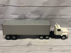 lot 36 image: Ertl Semi Truck & Trailer Vintage 19 12 Long