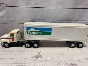 lot 60 image: Vintage Ertl Farmland Co-op Semi Truck & Trailer