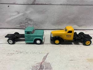 lot 61 image: 1947 International & 1960 Chevy Ertl Trucks