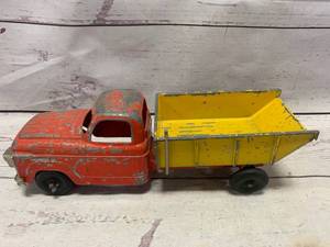 lot 63 image: 1950s or 60s Tootsie Toy Dumptruck