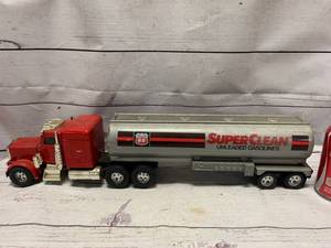 lot 71 image: Vintage Ertl Super Clean Unleaded Gasoline 21 Semi Phillips 66 Truck