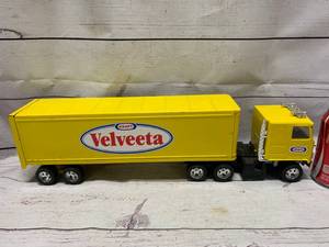 lot 73 image: Ertl Vintage Semi Truck Kraft Velveeta Tractor Trailer