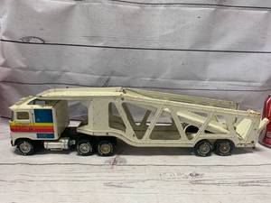 lot 80 image: Vintage Nylint Car Hauler Semi Trailer Pressed Steel
