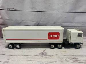 lot 82 image: Ertl Toro Tractor Trailer