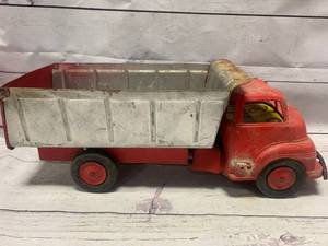 lot 84 image: Vintage Wyandotte Pressed Steel Dump truck 16 12