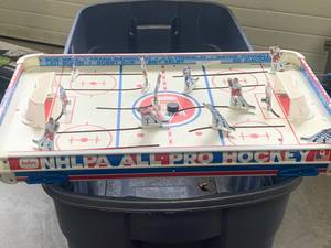 lot 94 image: Tudor 1969 Model 715 Hockey Game Approx 16 x 27