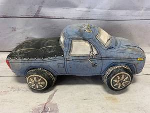 lot 110 image: Dreamwheels 1985 Ford Pickup Truck Plush