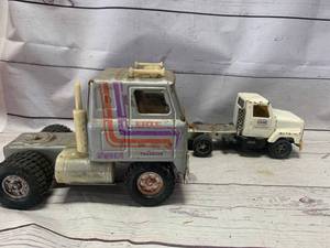 lot 116 image: Set of Two Ertl Tractor Trucks
