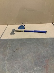 lot 56 image: ESTWING 26 IN. CAMPERS NYLON-VINYL GRIP HANDLE AXE SEE PICS
