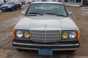 lot 6607 image: 1984 Mercedes-Benz 300D - RUNS ON EITHER DIESEL OR USED FRYER OIL
