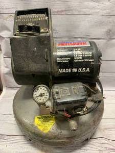lot 7 image: Campbell Hausfeld 34 horsepower Made in USA 4 Gallon Air Compressor