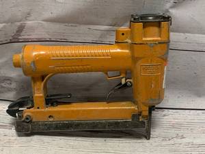lot 12 image: Bostitch T 31 Air Brad Nailer