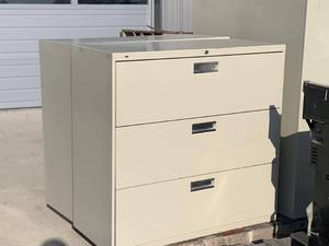 lot 78 image: Hon 3 Drawer Lateral File Cabinet