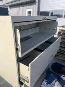 lot 80 image: 4 Drawer Lateral File Cabinet