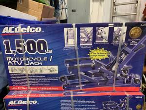 lot 90 image: New AC Delco 1500lb Motorcycle  ATV Jack