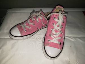 lot 187 image: Girls Pink & White Converse Low Tops Sz 2