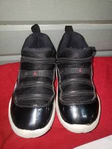 lot 189 image: Little Boys Size 11C Black Nike Mid Tops