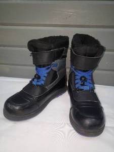 lot 213 image: Boys Size 5 Black Winter Boots