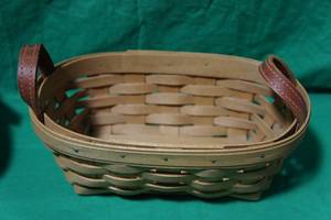 lot 150 image: Longaberger Oval Basket, Square Basket & Basket Thinking of You Tie-on