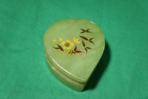 lot 83 image: Vintage Green Alabaster Trinket Box & 6 Music Box